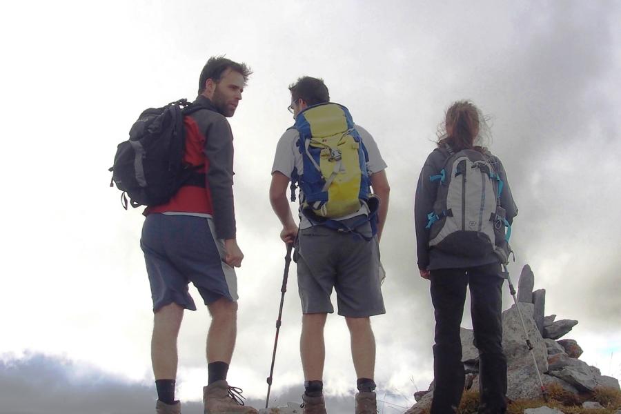 Hechotal-Bergwanderführer-Álvaro-de-Andres-links-Wanderer-entdecken-mit-ihm-seine-Wahlheimat-in-den-westlichen-Pyrenäen-c-Natours-Reisen