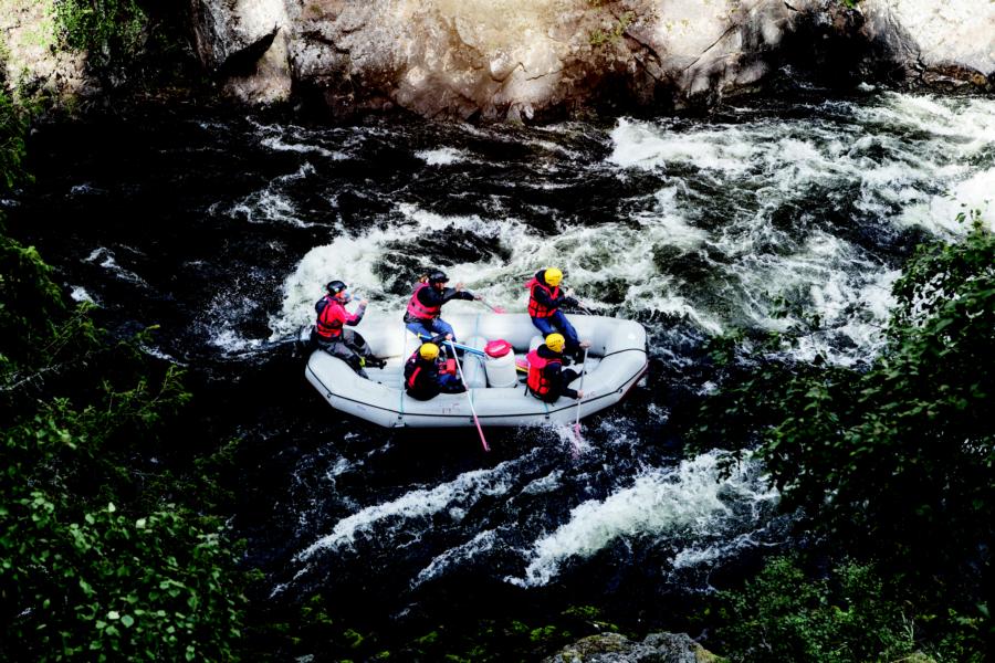 ©Ruka Kuusamo - Abenteurer toben sich auf den reißenden Strömungen der zahlreichen Flüsse aus