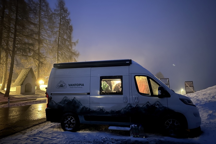 (c)be-outdoor.de - Vantopia Traveler - Wintercamping - Ski-In - Ski-Out