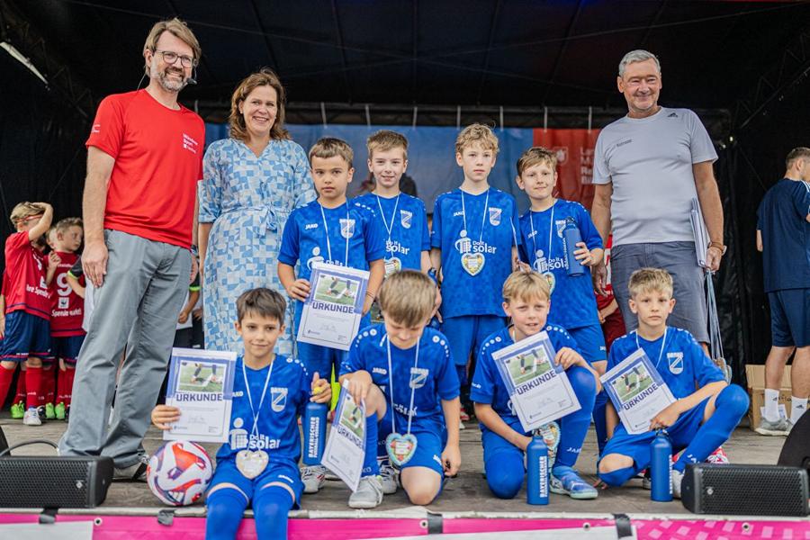 (c)Fußball Siegerehrung Bildnachweis Harald Wisthaler